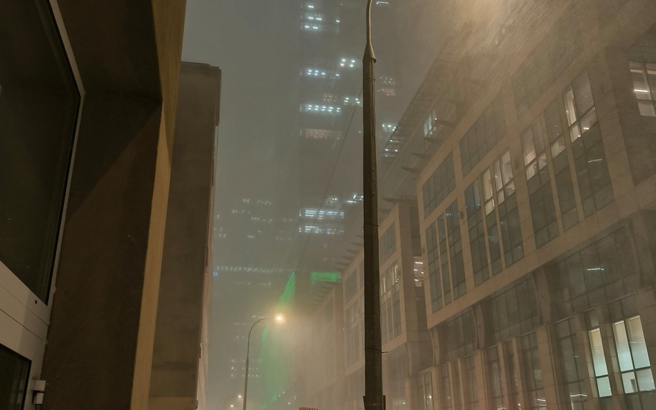 Widok z wąwozu ulicy Pańskiej na nowoczesne biurowce