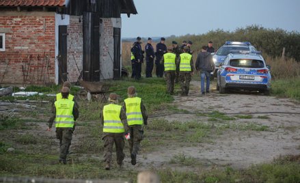 Służby w miejscu znalezienia rosyjskiego drona w miejscowości Korsze