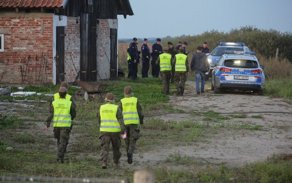 Służby w miejscu znalezienia rosyjskiego drona w miejscowości Korsze