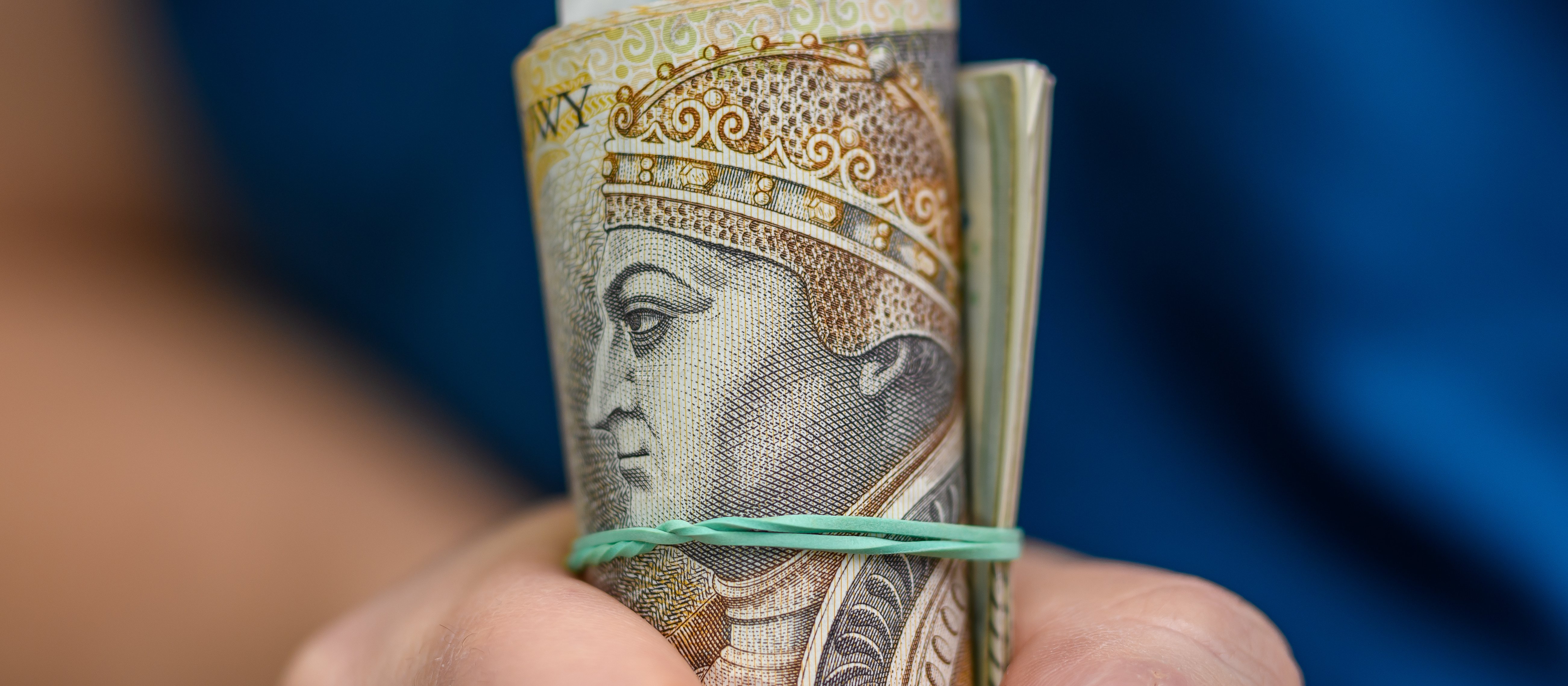 Dolar na łopatkach, złoty na tym korzysta