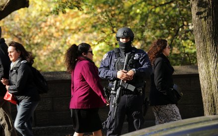 Policjant pod Konsulatem Generalnym Francji w Nowym Jorku