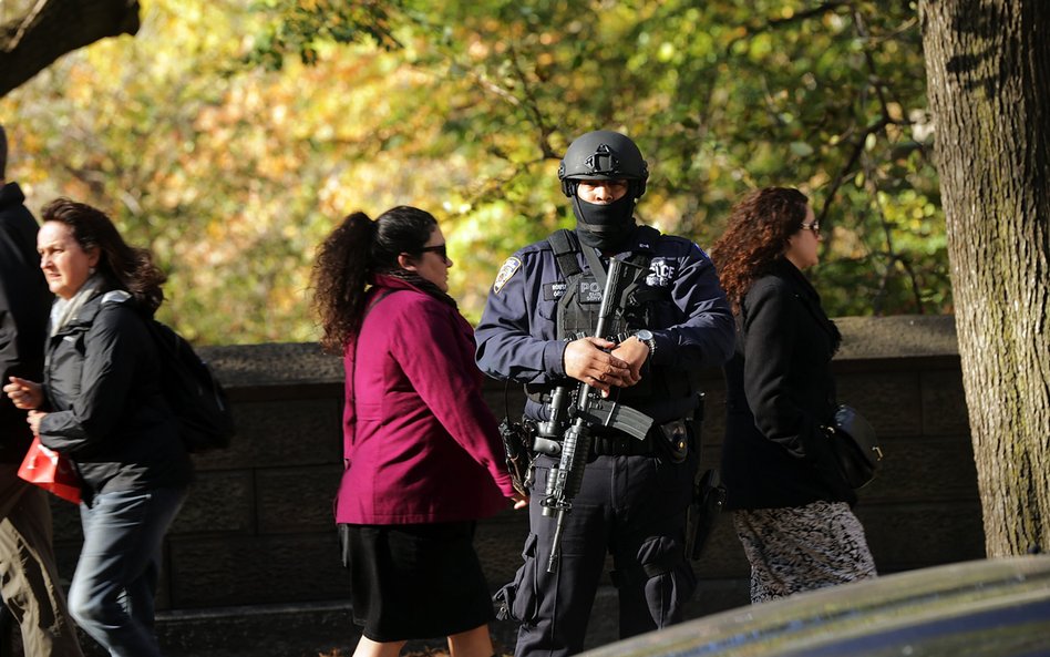 Policjant pod Konsulatem Generalnym Francji w Nowym Jorku