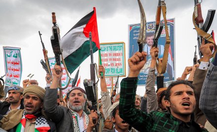 Rebelianci Huti w czasie demonstracji w Sanie