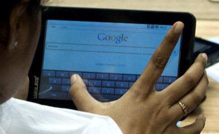 Połowa osób używających mobilnych gadżetów czyta prasę