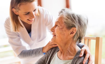 Senior z lepszą opieką zdrowotną