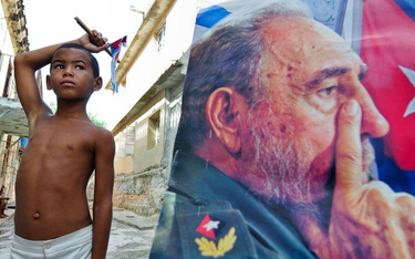 Kuba, Hawana. Przygotowywanie dekoracji z okazji obchodów 83. urodzin Fidela Castro