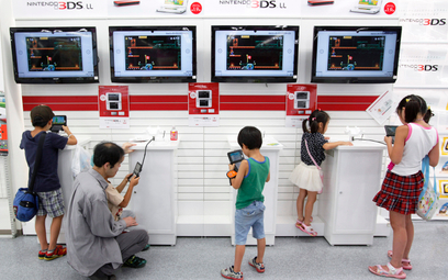 Japońskie dzieci wypróbowują gry na konsole Nintendo