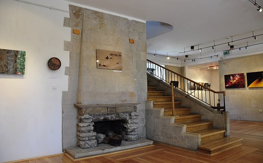 Kominek w salonie Willi Pniewskiego.