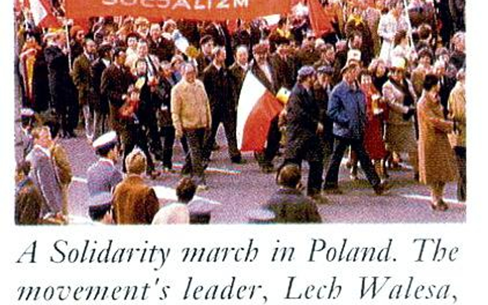 W irlandzkim podręczniku informacje o demonstracji „Solidarności” zilustrowano zdjęciem z komunistyc