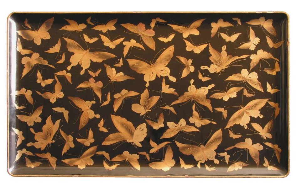 Taca zdobiona rojem złotych motyli okres Meiji, XIX/XX w. laka czarna, dekoracja złotym proszkiem, w