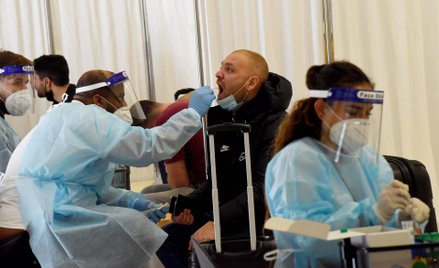 Test na COVID-19 na lotnisku im Ben Guriona