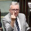 Poseł Piotr Pyzik wulgarne gesty pokazywał podczas kłótni, która wybuchła w czasie nocnej debaty 21 