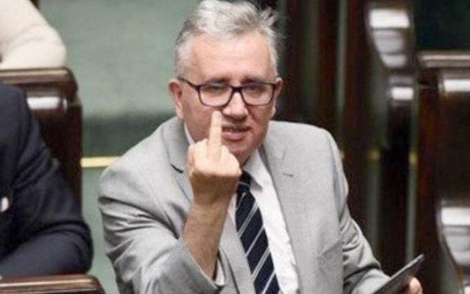 Poseł Piotr Pyzik wulgarne gesty pokazywał podczas kłótni, która wybuchła w czasie nocnej debaty 21 