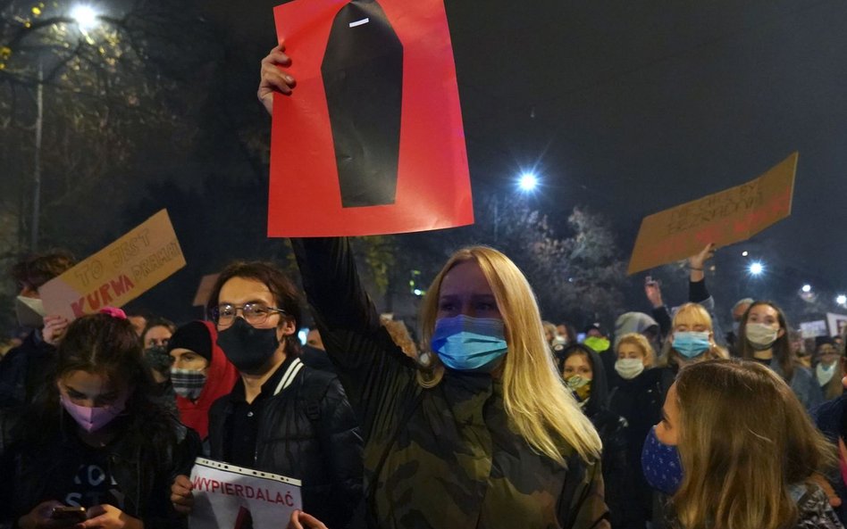 Protesty po wyroku TK: szukanie kompromisu w czasie wojny