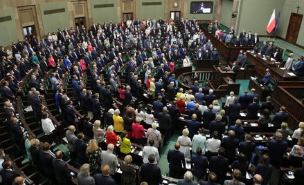 Sondaż: 36 proc. poparcia dla PiS. KO blisko Polski 2050 Szymona Hołowni