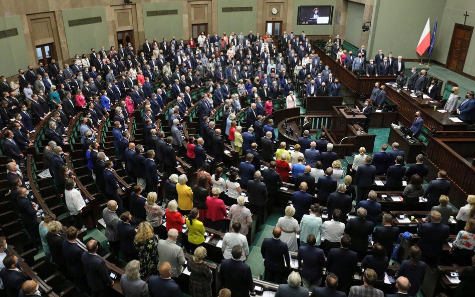 Sondaż: 36 proc. poparcia dla PiS. KO blisko Polski 2050 Szymona Hołowni