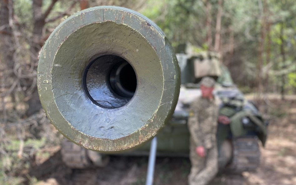 Samobieżne haubice M109A3, dostarczone w ramach międzynarodowej pomocy przez Norwegię,