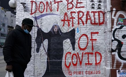 Mural artysty podpisującego się jako Pure Genius przedstawiający Donalda Trumpa w roli śmierci