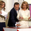 Wybory parlamentarne z 2011 r. Premier Donald Tusk głosuje z córką Katarzyną i żoną Małgorzatą