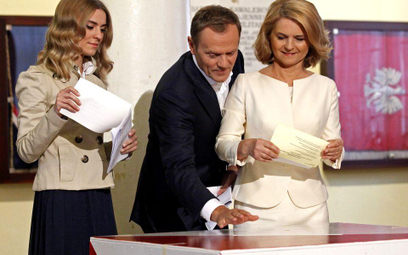 Wybory parlamentarne z 2011 r. Premier Donald Tusk głosuje z córką Katarzyną i żoną Małgorzatą