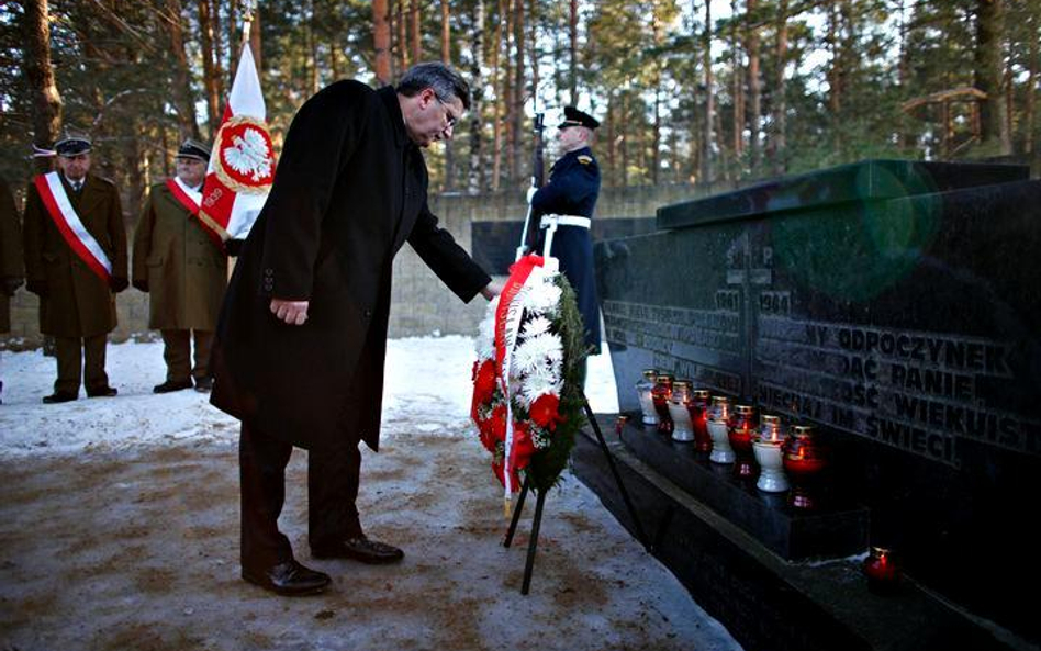 Prezydent Komorowski na cmentarzu w Ponarach (zdjęcie z 16 lutego 2011)