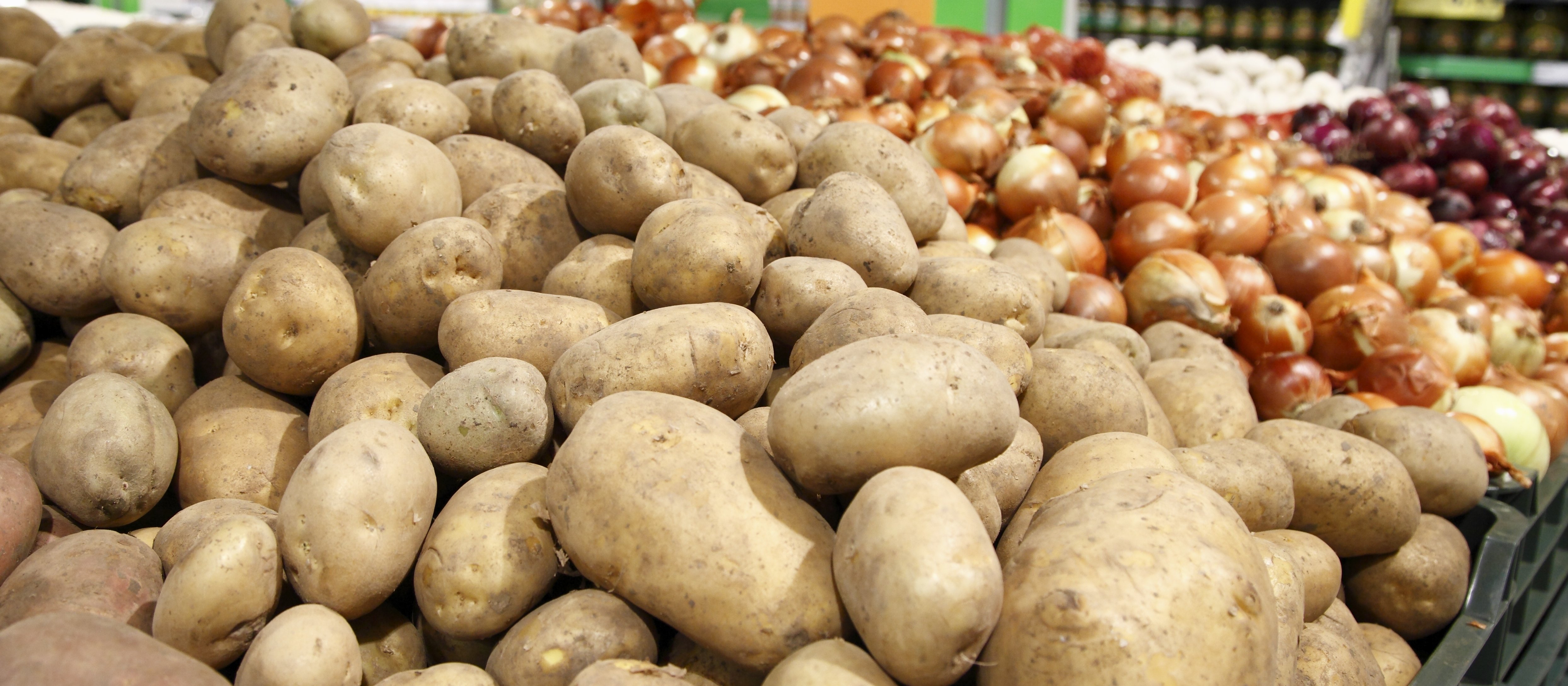 Ziemniaki „niskiej jakości” za 4 zł w sklepie. Rolnik kwestionuje zasady skupu