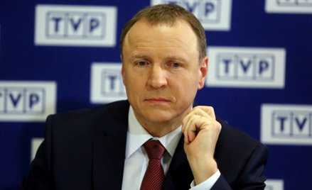 Do października Jacek Kurski jako prezes TVP może spać spokojnie