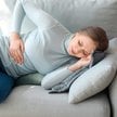 Choroba może dotknąć osób w każdym wieku i płci, ale zdecydowanie częściej diagnozuje się ją u kobie