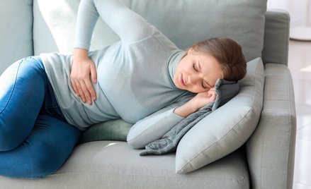 Choroba może dotknąć osób w każdym wieku i płci, ale zdecydowanie częściej diagnozuje się ją u kobie