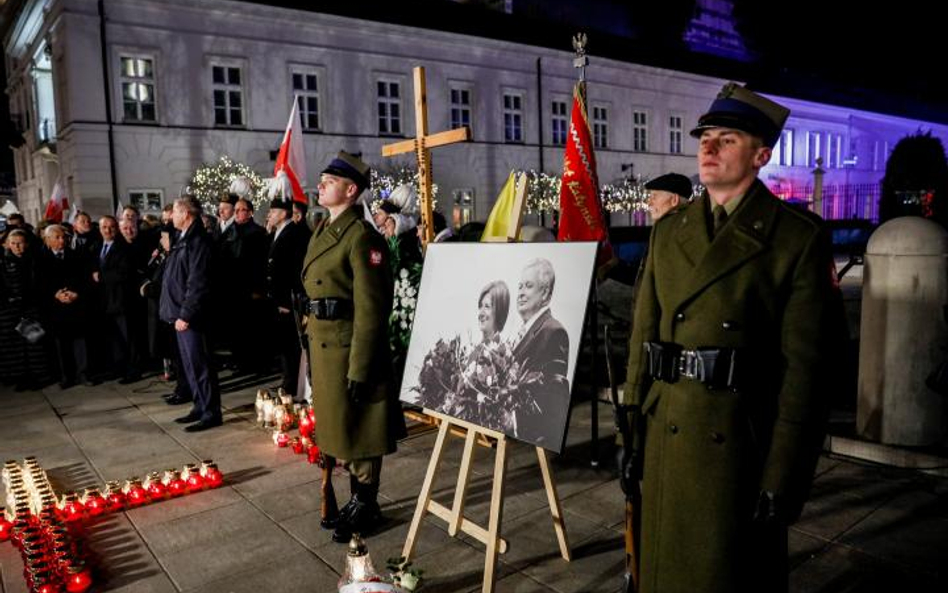 8. rocznica smoleńskiej katastrofy: msze, apele pamięci, odsłonięcie pomnika