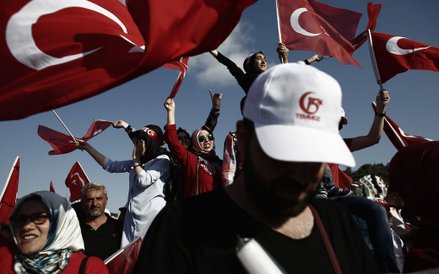 Marsz w rocznicę nieudanego zamachu stanu w Turcji z 2016 roku.