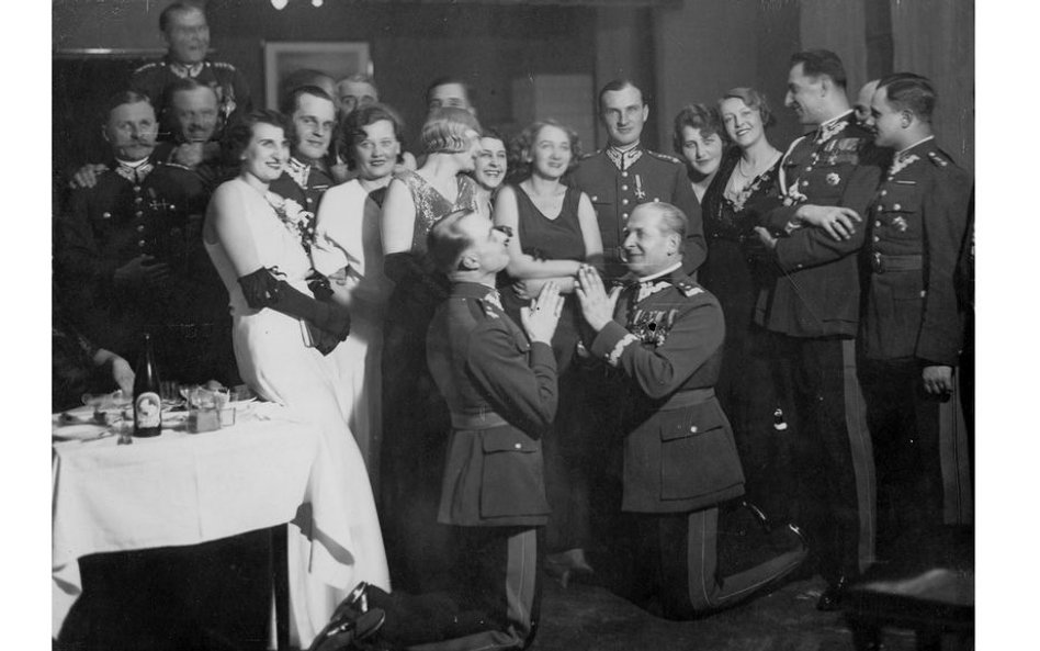 1932r. w kasynie 1 Pułku Szwoleżerów w Warszawie. ?Uczestnicy balu, m.in.:. gen. Bolesław Wieniawa-D