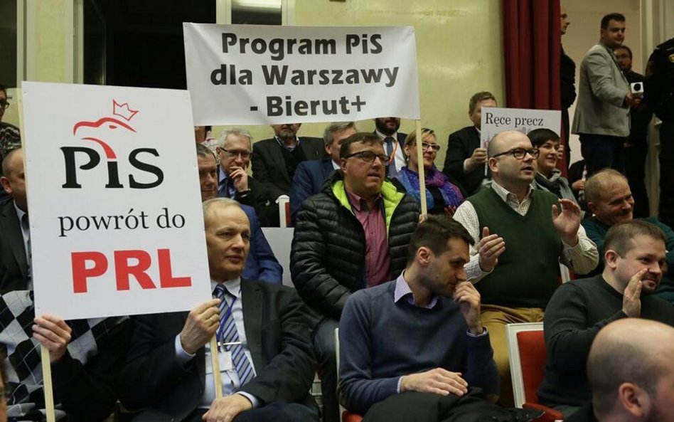 Poniedziałkowa nadzwyczajna sesja Rady Warszawy na temat nowego ustroju miasta przyniosła sukces PO 