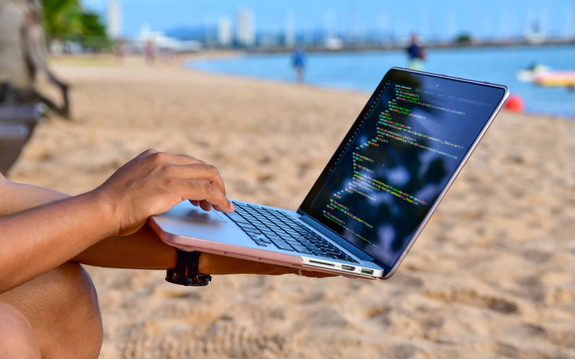 Zwolnienie bez wypowiedzenia za pracę zdalną z zagranicy. Sąd rozstrzygnął spór