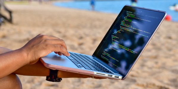 Zwolnienie bez wypowiedzenia za pracę zdalną z zagranicy. Sąd rozstrzygnął spór