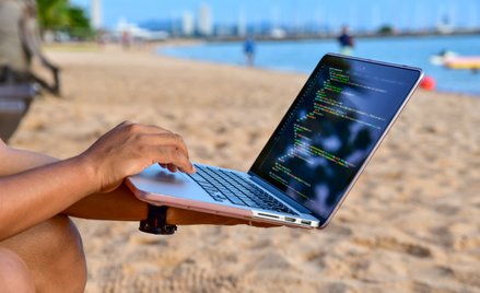 Zwolnienie bez wypowiedzenia za pracę zdalną z zagranicy. Sąd rozstrzygnął spór