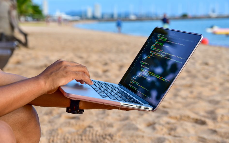 Zwolnienie bez wypowiedzenia za pracę zdalną z zagranicy. Sąd rozstrzygnął spór