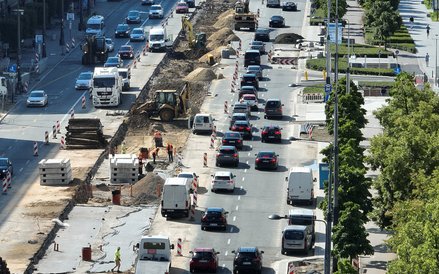 Wzdłuż całego torowiska wyłączony jest ruch po jednym pasie przylegającym do niego. Na te pasy ruch 