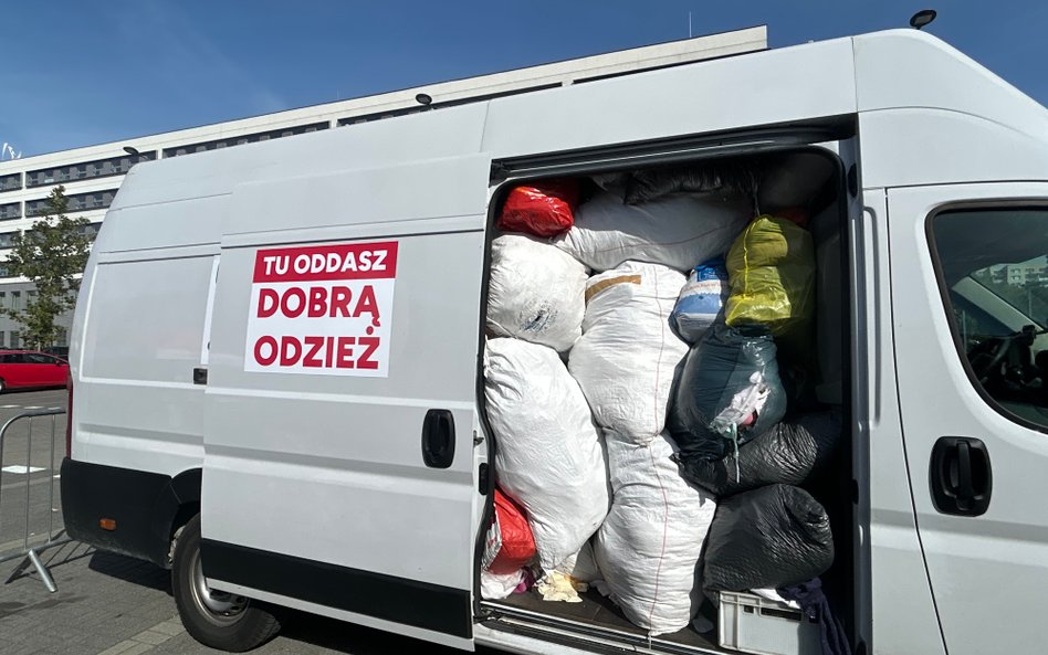 Na terenie Warszawy przeprowadzane są cykliczne, mobilne zbiórki używanej odzieży