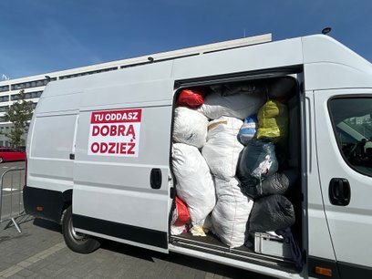 Na terenie Warszawy przeprowadzane są cykliczne, mobilne zbiórki używanej odzieży