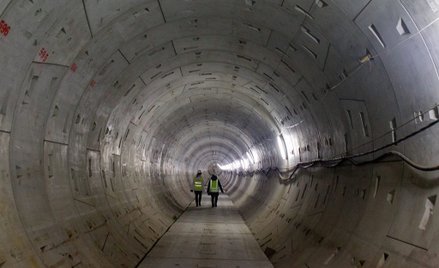 Po awarii kolektorów ścieki trafiały do Wisły. Na zdjęciu: budowa tunelu pod Wisłą, prowadzącego do 