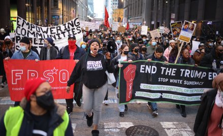 Protest w Chicago zorganizowany po tym, jak Kyle Rittenhouse został uniewinniony