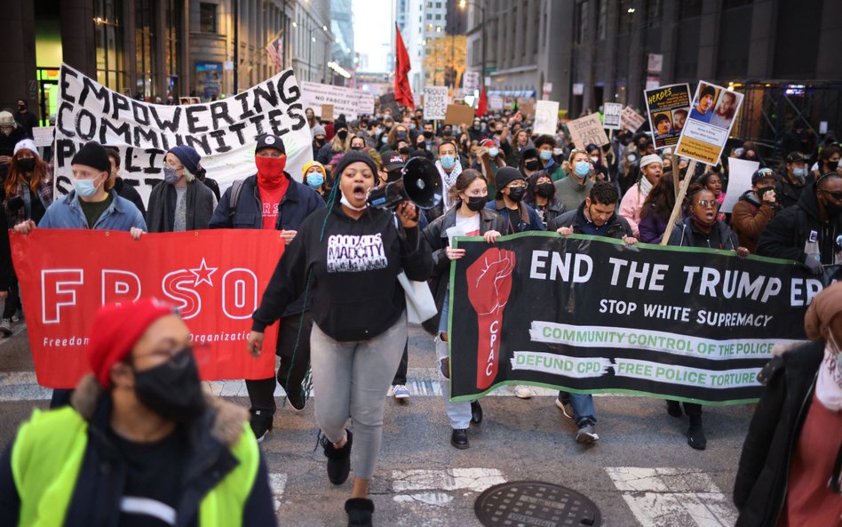 Protest w Chicago zorganizowany po tym, jak Kyle Rittenhouse został uniewinniony