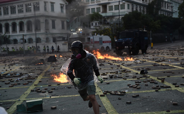 Protestujący w Hongkongu używają łuków i strzał