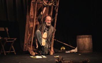 Adaptacji i reżyserii podjął się Andrzej Róg – aktor Teatru STU, który wciela się także w rolę Szymk