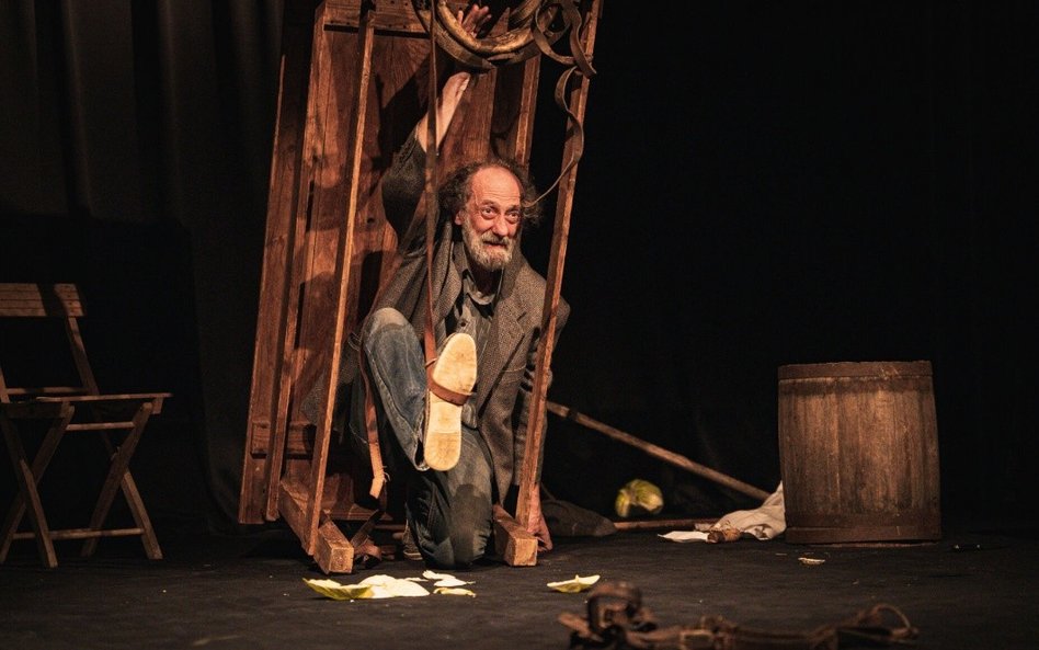 Adaptacji i reżyserii podjął się Andrzej Róg – aktor Teatru STU, który wciela się także w rolę Szymk