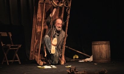 Adaptacji i reżyserii podjął się Andrzej Róg – aktor Teatru STU, który wciela się także w rolę Szymk