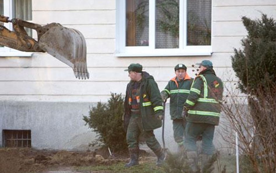 Wejdą i naprawią rury wbrew woli właściciela