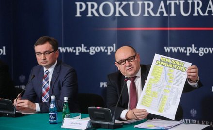 Mapa dzikiej reprywatyzacji (na zdjęciu prezentuje ją prokurator regionalny w Warszawie Andrzej Szel