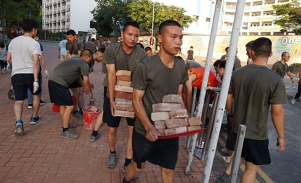Żołnierze z garnizonu Chińskiej Armii Ludowo-Wyzwoleńczej porządkują ulice Hongkongu po zamieszkach
